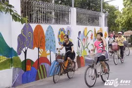 Độc đáo con đường bích họa đẹp như mơ ở Hà Nội