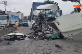 Xe đầu kéo nổ sau va chạm