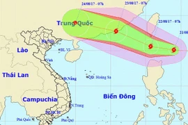 Bão HATO gần Biển Đông đang có xu hướng mạnh thêm