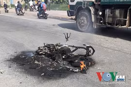Xe máy bốc cháy thành than trên quốc lộ 1
