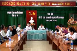 Trao 14 sổ tiết kiệm cho các gia đình chính sách tại 4 huyện, thị phía Đông Nam tỉnh