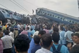 Tàu hỏa trật bánh ở Ấn Độ, 10 người thiệt mạng