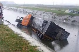 Container ngửa bụng dưới sông, đè chết 2 người sau cú đâm