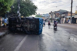 Bình Định: Tài xế ngủ gật, xe tải lật nghiêng tại ngã ba