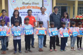 Tổ chức chương trình "Tiếp bước đến trường năm 2017"