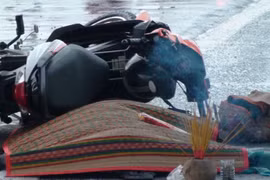 Xe đầu kéo rơi thanh sắt, người đi đường tông trúng tử vong