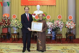 Chủ tịch nước trao huy hiệu 70 năm tuổi Đảng cho bà Nguyễn Thị Bình