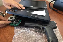 Phát hiện hành khách giấu súng trong máy nghe nhạc ở Tân Sơn Nhất