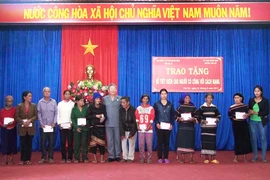 Gia Lai trao tặng sổ tiết kiệm cho người có công với cách mạng