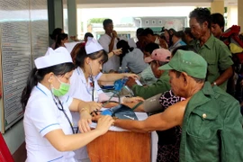 Khám bệnh cho người nghèo, nạn nhân chất độc da cam huyện Kông Chro