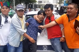 Bắt kẻ trộm ô tô khi chủ nhân vào ATM rút tiền