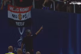 Mourinho tặng huy chương Siêu cúp cho fan