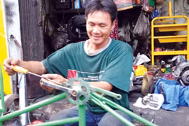 Người đàn ông mù chữ và những chiếc xe từ thiện