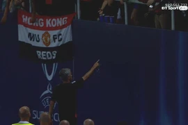 Mourinho tặng huy chương Siêu cúp cho fan