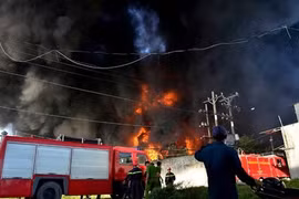 Cháy cực lớn kéo dài hơn 4 giờ ở công ty vải, nhựa