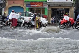 Mưa lớn, một học sinh bị cuốn trôi xuống cống thoát nước