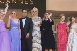 Hoa hậu Hoàn Vũ 2016 diện váy ren lệch vai gây sốt Cannes