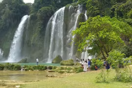 Chiêm ngưỡng vẻ đẹp tự nhiên tại Thác Bản Giốc và động Ngườm Ngao