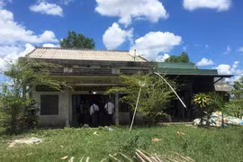 Bắn chết vợ, cố thủ bắn trả công an