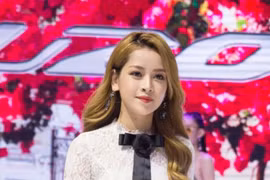 Chi Pu làm vedette trình diễn thời trang trước hàng ngàn khán giả