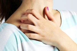 Ai cũng nên biết kiểm tra những dấu hiệu bất thường này trên da