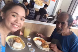 Thiếu nữ xinh đẹp mời người ăn xin cùng dùng bữa