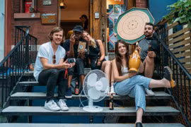 Giới trẻ Mỹ, Canada chuộng trao đổi đồ hơn mua sắm để tiết kiệm chi phí