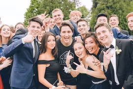 Thủ tướng Canada chụp selfie cùng học sinh