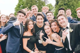 Thủ tướng Canada chụp selfie cùng học sinh