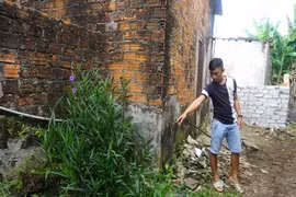 1 người đàn ông chết trong tư thế ngồi