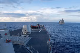 Tàu chiến Mỹ diễn tập sát đảo nhân tạo trên Biển Đông