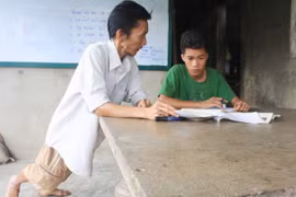 Người thầy co rút chân tay 30 năm dạy miễn phí cho học trò nghèo