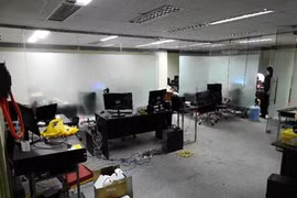 Két chứa tiền tấn, vàng miếng la liệt dưới giường