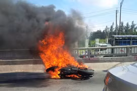 Mô tô BMW phân khối lớn bốc cháy, tài xế nhảy xuống sông