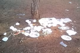 Sau lễ, các khu du lịch đầy rác thải