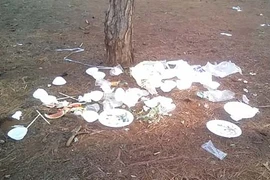 Sau lễ, các khu du lịch đầy rác thải