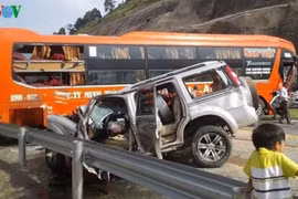 Tài xế mắc kẹt trong xe 7 chỗ bẹp rúm