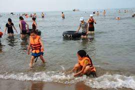 Tắm biển, 7 học sinh bị sóng cuốn