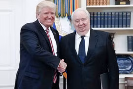 Vừa "trảm" sếp FBI, ông Trump gặp quan chức Nga