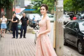 Hoa hậu Mỹ Linh hút ánh nhìn khi diện váy như công chúa trên phố