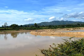 Kon Tum: Doanh nghiệp ngang nhiên đắp đập, chặn dòng sông hút cát