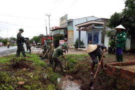 Xã Ia Nhin và Trung đoàn 52: Dọn vệ sinh môi trường đảm bảo giao thông trong mùa mưa