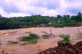 Mưa lớn lại gây cô lập 5 xã phía Đông sông Ayun