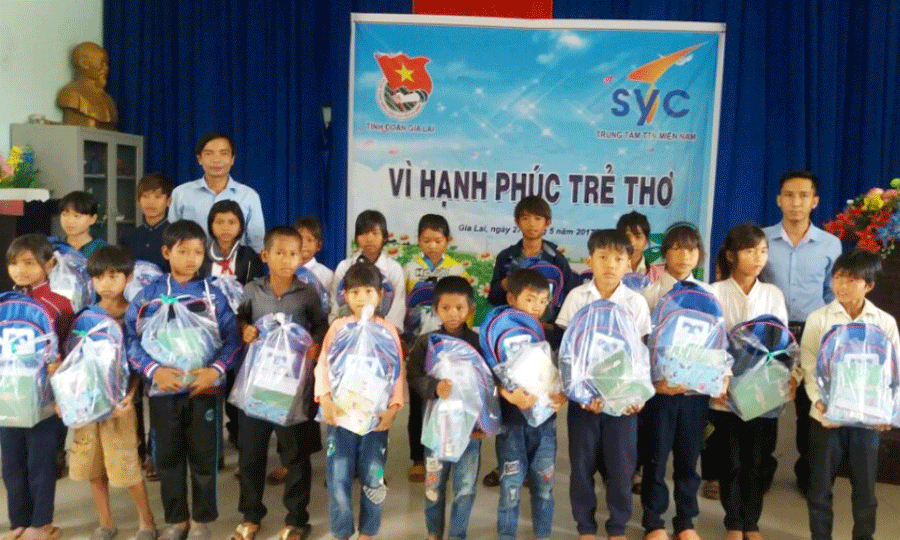 Trao 400 phần quà cho học sinh vùng khó