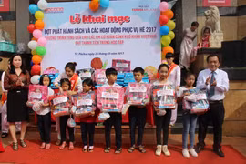 Nhà sách FAHASA Gia Lai: Tặng 100 phần quà cho các em học sinh nghèo vượt khó học tốt