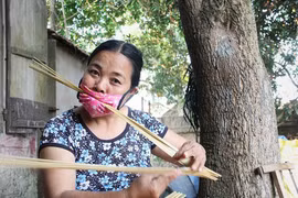 Cả làng 300 năm chỉ chung thủy dùng tay và miệng 'phù phép' mây, tre