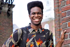 Sinh viên Harvard trình bày luận văn bằng album rap