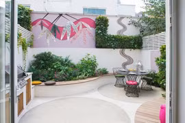 Sân hiên màu hồng đẹp như mơ