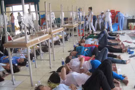 Nghệ An: 50 công nhân may nhập viện nghi ngộ độc thực phẩm