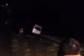 Xe khách chở 9 người bị nước cuốn, 1 người mất tích